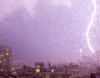 Peringatan Dini BMKG di Sulsel: Waspada Hujan Disertai Kilat dan Petir Hingga Angin Kencang 