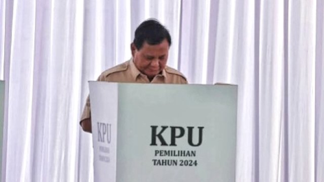 Presiden Prabowo Subianto menyalurkan hak pilihnya di TPS Hambalang, Bojong Koneng, Babakanmadang, Bogor, Jawa Barat, pada Pilkada Serentak 2024, Rabu (27/11/2024). (foto: Ig @prabowo) 