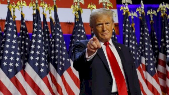 Donald Trump naik panggung untuk berbicara kepada para pendukungnya pada rapat umum, di Palm Beach County Convention Center di West Palm Beach, Florida. (foto: Reuters) 