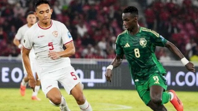 Rizky Ridho saat berduel dengan pemain Arab Saudi pada matchday keenam Grup C, ronde ketiga Kualifikasi Piala Dunia 2026 zona Asia di SUGBK, Jakarta yang berakhir 2-0 untuk Indonesia, Selasa (19/11/2024). (foto: Timnas Indonesia) 