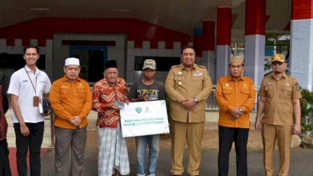 Pemkab-Baznas Salurkan Bantuan untuk Entas Kemiskinan Esktrem di Maros