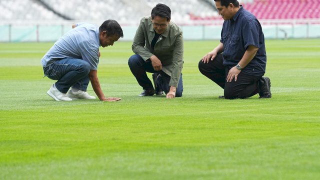 Ketua Umum PSSI, Erick Thohir saat meninjau rumput SUGBK, jelang duel Timnas Indonesia versus Jepang di ronde ketiga Kualifikasi Piala Dunia 2026 zona Asia. (foto: PSSI) 