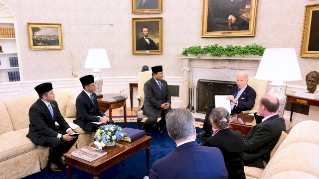 Presiden Prabowo Subianto didampingi Menteri Luar Negeri Sugiono dan Sekretaris Kabinet Teddy Indra Wijaya, melakukan pertemuan bilateral dengan Presiden Amerika Serikat Joe Biden, di Gedung Putih, Washington DC, Selasa (12/11/2024). Foto: Sekretariat Kabinet