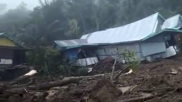 10 Rumah Tertimbun Longsor di Soppeng, 1 Warga Hilang