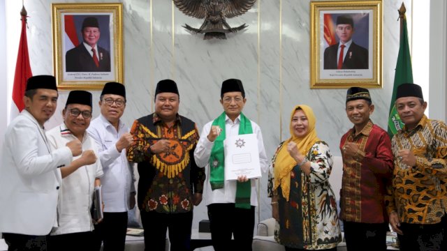 Menteri Agama Nasaruddin Umar saat menerima audiensi pengurus Persatuan Tarbiyah Islamiyah (PERTI) di Kantor Pusat Kementerian Agama, Jakarta Pusat, Jumat (27/12/2024). (Sumber: Kemenag RI) 