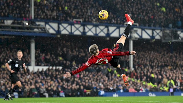 Gol salto Garnacho ke gawang Everton pada laga Liga Inggris 2023/2024 meraih Puskas Award 2024. (Foto: X Manchester United) 