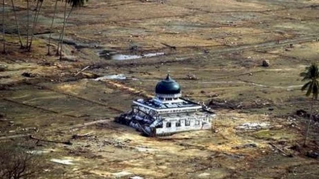 Masjid Rahmatullah di Lampuuk yang tetap berdiri kokoh usia dihantam tsunami dahsyat pada 26 Desember 2004 lalu. (Foto: AFP)