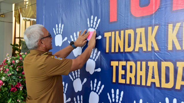 Pj Gubernur Gorontalo Rudy Salahuddin usai menandatangani komitmen bersama penguatan stop kekerasan disatuan pendidikan, kepada anak dan kekerasan terhadap perempuan, pada kegiatan gelar wicara pencegahan dan penanganan tindak kekerasan disatuan pendidikan, serta pemberdayaan guru BK di Provinsi Gorontalo, Senin, (2/12/2024).