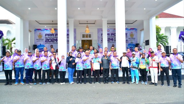 Pj Gubernur Gorontalo Rudy Salahuddin didampingi Ketua TP-PKK provinsi dan juga Staf Ahli Bidang Hubungan Pusat dan Daerah Kementerian Pemuda dan Olahraga serta perwakilan pimpinan Kontingan dari tujuh Provinsi peserta Pra Popnas Wilayah V, yang hadir pada pembukaan, di halaman Rujab Gubernur Gorontalo, Senin, (2/12/2024).