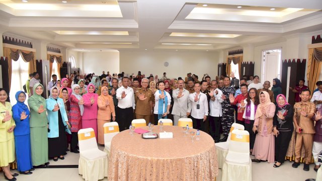 Wakil Menteri PPPA Veronica Tan didampingi Pj Gubernur Gorontalo Rudy Salahuddin bersama jajarannya, saat menghadiri Dialog Ruang Bersama Merah Putih (RBMP), yang berlangsung di Aula Rumah Jabatan Gubernur, Senin (9/12/2024).