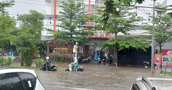 Kota Makassar Dikepung Banjir, Air Setinggi Lutut