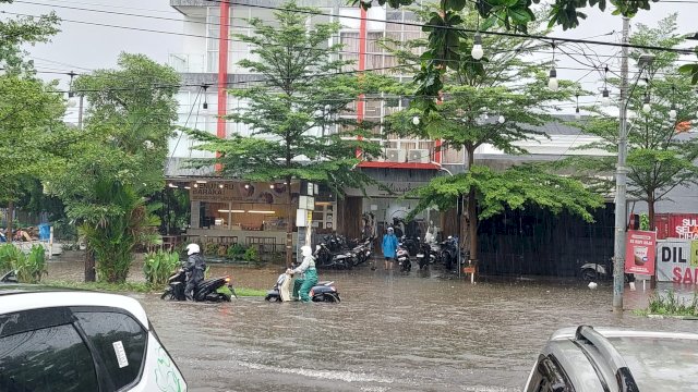 Kota Makassar Dikepung Banjir, Air Setinggi Lutut