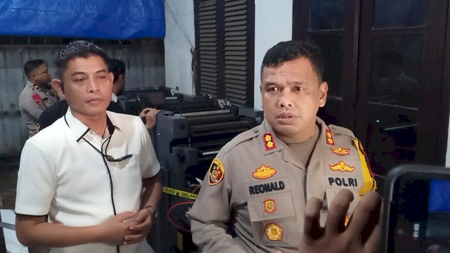 Kapolres Gowa, AKBP Reonald Simanjuntak saat memberikan keterangan terkait kasus uang palsu yang ditemukan di kampus UIN Alauddin Makassar. 