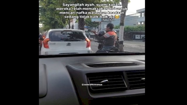 Seorang pengendara motor memukul kepala sendiri berulang kali. (Foto: Instagram @samratkawanua)