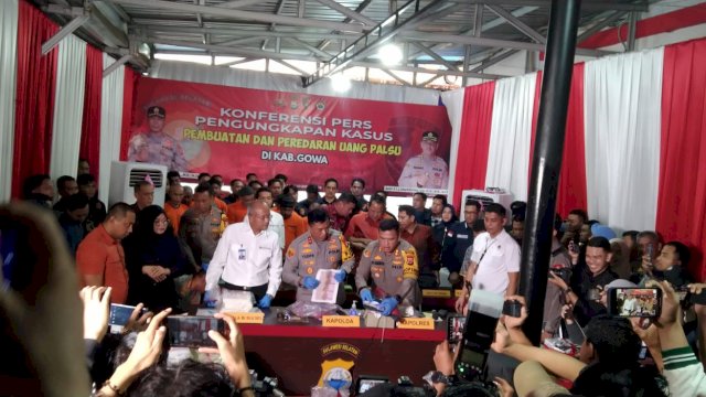 Polres Gowa saat melakukan press conference Terkait kasus uang palsu yang melibatkan Kampus UIN Alauddin Makassar, di Mapolres Gowa, Kamis (19/12/2024). 