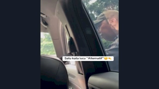 Seorang joki di jalur alternatif Puncak, Bogor mematok harga tinggi ke pengemudi mobil. (Foto: Instagram @sawangan_info)