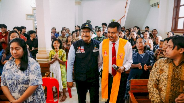 Mensos Gus Ipul Berbagi Kasih Natal Untuk Korban Banjir di Makassar 