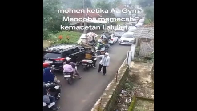 Aksi pendakwah kondang Abdullah Gymnastiar atau Aa Gym membantu mengurai kemacetan di Bandung. (Foto: Instagram @lambeturah_official)