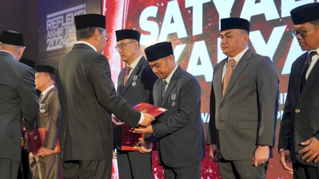 Berkat Dedikasi, Kadispar Makassar Muhammad Roem Raih Satyalancana Karya Satya dari Presiden RI