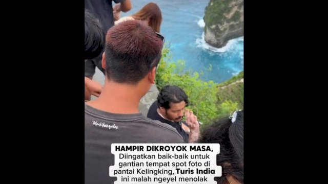 Seorang turis asal India menolak bergantian tempat di spot foto populer di Pantai Kelingking, Bali. (Foto: Instagram @medsos_rame)