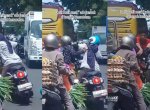 Viral Aksi Dua Emak-emak Saling Jambak Saat Macet di Tengah Jalan 