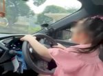 Viral Anak di Bawah Umur Diajari Nyetir Mobil Sambil Dipangku Ibunya