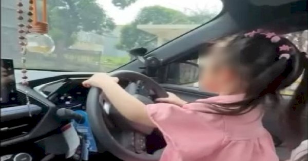 Viral Anak di Bawah Umur Diajari Nyetir Mobil Sambil Dipangku Ibunya