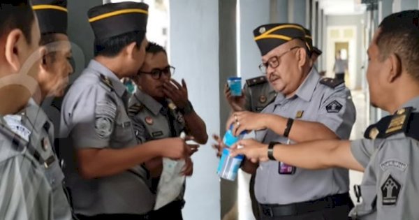 Pegawai Rutan Kelas I Makassar Jalani Tes Urine Secara Mendadak 