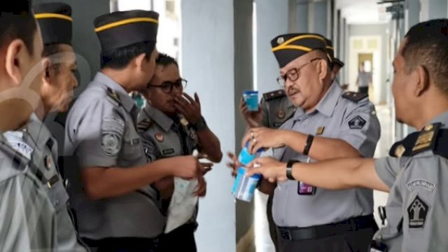 Pegawai Rutan Kelas I Makassar Jalani Tes Urine Secara Mendadak 