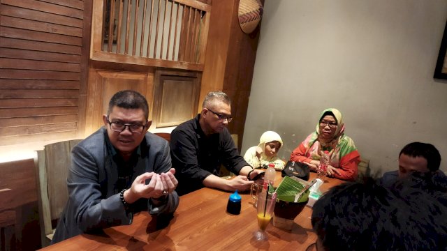 Ketua PGRI Sulsel, Prof Hasnawi bersama jajaran pengurusnya saat berbincang dengan wartawan di salah satu rumah makan di Makassar, pada Kamis (12/12/2024).