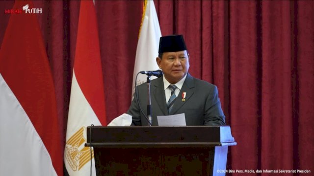 Presiden Prabowo Subianto saat bertemu dengan mahasiswa Indonesia di Universitas Al-Azhar, Kairo, Mesir, Rabu (18/12/2024). 