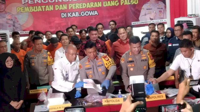 Polres Gowa saat merilis kasus pembuatan dan peredaran uang palsu yang melibatkan staf kampus UIN Alauddin Makassar, Kamis (19/12/2024). 