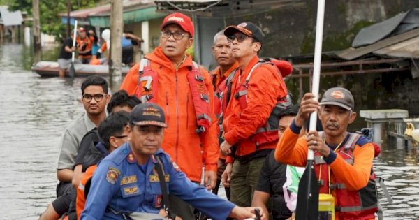 Wali Kota Danny Sambangi Lokasi Banjir di Manggala