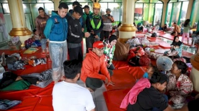 Wali Kota Makassar, Moh Ramdhan Pomanto saat meninjau salah satu titik pengungsi, pada Minggu (22/12/2024). 