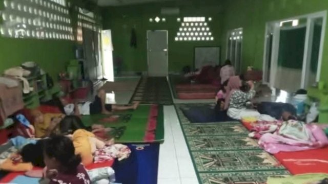 Suasana pengungsi dampak banjir posko Masjid Ar Raaid RW 12 Manggala Makassar, Senin (23/12/2024). (Foto: FB Dkm Ar Raaid)