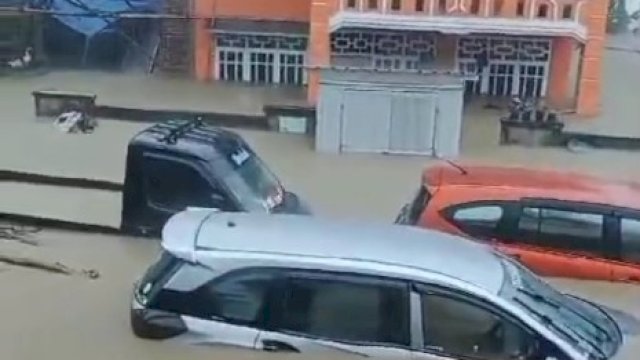 Penampakan banjir yang melanda wilayah Pacciro, Kabupaten Barru, Sulsel. 