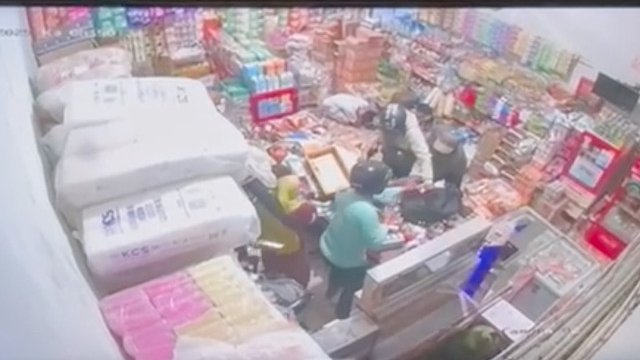 Aksi perampokan yang terekam CCTV toko. (Istimewa)