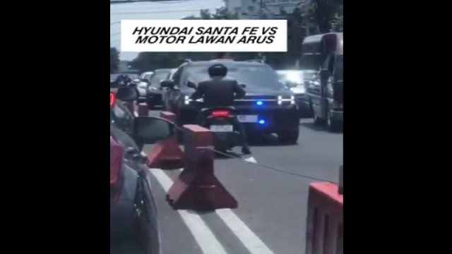 Seorang pengendara motor bikin netizen kesal usai nekat lawan arah dan enggan mengalah di hadapan mobil berstrobo. (Foto: X @Pai_C1)