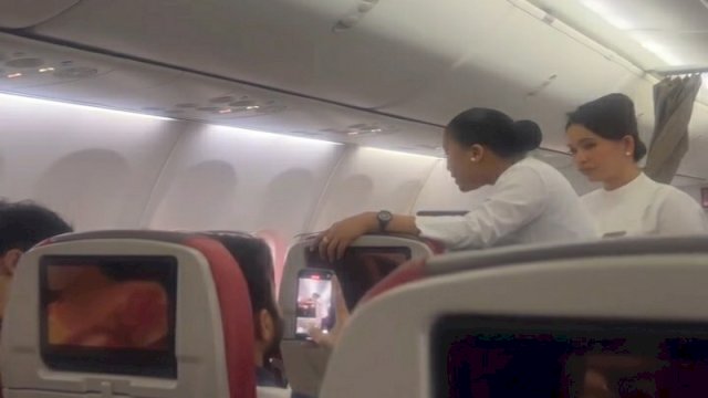 Penumpang pesawat Batik Air diturunkan secara paksa karena tidak mau pakai seatbelt. (Foto: TikTok @fegiegie)