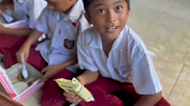 Seorang siswa SD di Gorontalo memilih menyimpan makanan bergizi gratis untuk diberikan kepada sang ibu di rumah. (Foto: TikTok @4nn412)