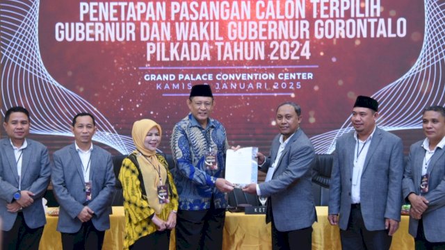 Foto bersama calon pasangan terpilih Gusnar Ismail dan Idah Syahidah bersama jajaran KPU Provinsi Gorontalo, pada Rapat pleno terbuka Penetapan Pasangan Calon Terpilih Gubernur dan Wakil Gubernur Gorontalo Pilkada 2024, bertempat di Gedung GPCC, Kamis malam (9/1/2025).