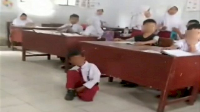 Seorang siswa SD dihukum duduk di lantai saat jam pelajaran karena menunggak bayar SPP. (Foto: Instagram @medsoszone)