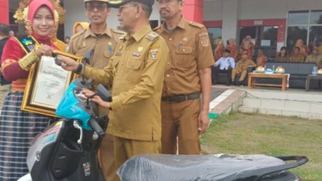 Bidan Rusmiati mendapat hadiah motor dari Pemkab Polewali Mandar. (Foto: Instagram @mood.jakarta)