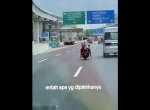 Viral Pemotor Ugal-ugalan Bonceng Tiga dan Tanpa Helm Nekat Masuk Tol Layang MBZ 
