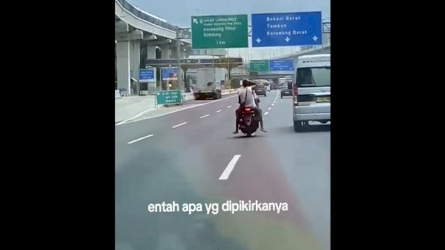 Aksi Pemotor bonceng tiga tanpa helm nekat masuk tol layang MBZ. (Foto: TikTok @dadangtrendy586)