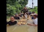 Viral Pejabat PDAM Bangkalan Ditandu Warga Saat Tinjau Lokasi Banjir, Tuai Kritik Netizen 