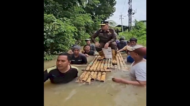 Dirut PDAM Bangkalan saat ditandu menggunakan rakit untuk meninjau lokasi banjir. (Foto: Instagram @fakta.indo)