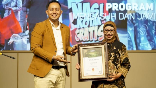 Pemimpin Inspiratif, Tenriawaru Raih Penghargaan Kajari Best Leader Indonesia 2025