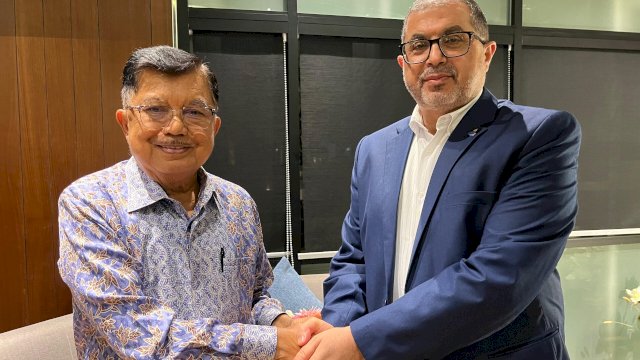 Wakil Presiden RI ke-10 dan 12 Jusuf Kalla berjabat tangan dengan Dr. Bassam Naem - Wakil Kepala Urusan Internasional Hamas, saat bertemu di Kuala Lumpur awal Mei 2024 lalu, dalam rangka membicarakan solusi penyelesaian Perang antara Israel dan Hamas di Jalur Gaza. (foto: istimewa) 