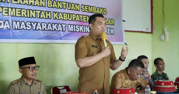 Pj Bupati Takalar Serahkan Bantuan Sembako untuk Masyarakat Miskin Ekstrem